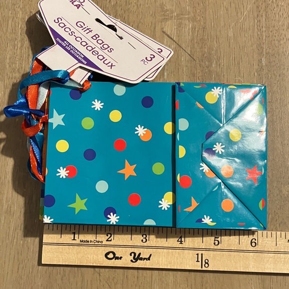 21 Little Colorful Gift Bags Set - Picture 3 of 7